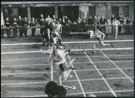 1953 A férfi 100 m futás a budapesti Bástya - Bp. Honvéd atlétikai Békekupaversenyen, sajtófotó, a Sport és Testnevelés felvétele, hátulján pecséttel jelzett, feliratozva, 13×18 cm