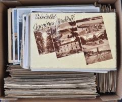 526 db főleg régi külföldi és magyar városképes lap, üdvözlőlapok, művészlapok, stb. / 526 mainly pr...