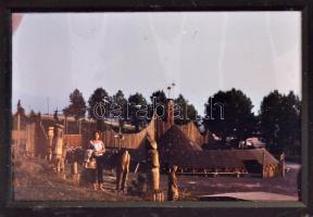 Diafilmek tartó dobozban, különféle témákban (országok, műemlékek, járművek, stb.), összesen kb. 200...