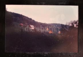 Diafilmek tartó dobozban, különféle témákban (országok, műemlékek, járművek, stb.), összesen kb. 200...