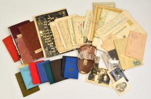 Vegyes papírrégiség tétel: régi fotók, tablóképek, I-II. vh-s tábori posta, képeslapok, levelek, biz...