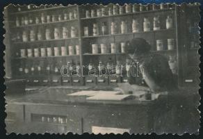 1954 Hercegszántó, gyógyszertár, fotó, hátulján pecséttel jelzett, 6×9 cm