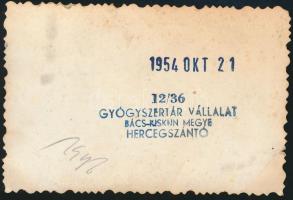 1954 Hercegszántó, gyógyszertár, fotó, hátulján pecséttel jelzett, 6×9 cm
