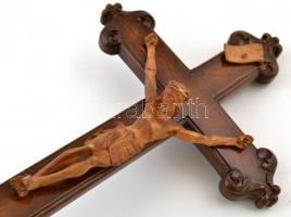 Vegyes kegytárgy tétel papi hagyatékból: gyertya, sorszámozott fajansz szenteltvíztartó, rózsafüzér,...