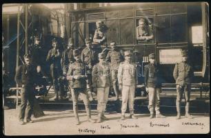 1910 Katonák vonat előtt indulásra készen, fotólap Schäffer műterméből, 14×9 cm