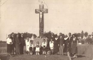 1947 Orosháza, Kereszt a gazdaságban felszenteléskor, csoportkép. photo (EK)