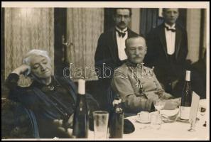 Somorjai báró Lukachich Géza (1865-1943) altábornagy egy vacsorán, fotó, 12×18 cm