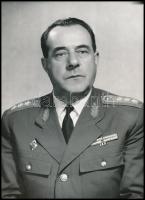 Révész Géza vezérezredes, honvédelmi miniszter portréja, az Igaz Szó sajtófotója, 18×13 cm