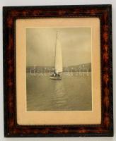 cca 1930-1940 Balatoni vitorlás fotója, üvegezett fa keretben, keret: 45x37 cm, fotó: 29x23 cm