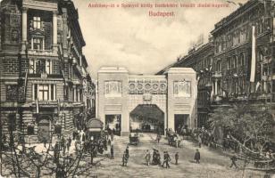 1908 Budapest VI. Andrássy út a spanyol király tiszteletére készült diadalkapuval, Takarékpénztár, Fonciere Biztosító. Divald Károly kiadása (EK)