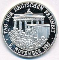 Németország ~1990. A német szabadság napja 1989. november 9. / 40 éves a Német Szövetségi Köztársaság Ag emlékéremm sorszámozott tanúsítvánnyal (8,5g/0.999/30mm) T:PP