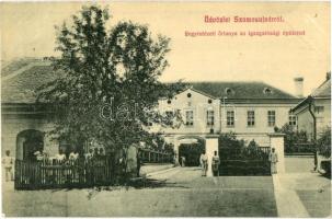 Szamosújvár, Gherla; Fegyintézeti őrtanya az igazgatósági épülettel. W. L. 1877. / prison guards and directorate building, jail