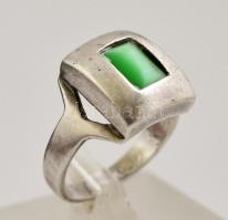Ezüst (Ag) gyűrű, zöld kővel, jelzett, méret: 53, bruttó: 5 gr.