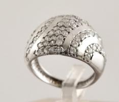 Ezüst (Ag) gyűrű, kristályokkal díszített, jelzett, méret: 51, bruttó 4 gr.
