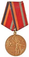 Szovjetunió 1975. A Nagy Honvédő Háborúban aratott győzelem 30. évfordulója sárgaréz kitüntetés mellszalagon, adományozói okirattal (32mm) T:1-,2 Soviet Union 1975. Thirty Years of Victory in the Great Patriotic War 1941-1945 brass decoration with ribbon, with awarding document (32mm) C:AU,XF