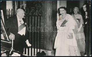 cca 1952 Churchill miniszterelnök, II. Erzsébet királynő és Erzsébet anyakirálynő, Fülöp herceg, vintage fotó, 9x14 cm / Elizabeth II and Churchill, photo, 9x14 cm