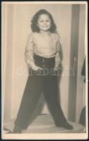 Kislány nadrágban, fotólap Baumann Béla fényképésztől, pecséttel jelzett, 13×8 cm
