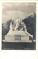 Pozsony, Pressburg, Bratislava; Petőfi szobor (Radnai Béla műve, 1921-ben bedeszkázták, majd a Grassalkovich palota egyik istállójában helyezték el). Mindszenty felvétele / statue. photo