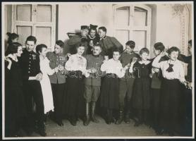 cca 1920-1940 Katonák hölgytársaságban, fotó, 12×17 cm
