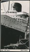 cca 1930-1940 H.B. Leon: New York, óceánjáró hajó a kikötőben, feliratozott fotó, 19×11 cm / cca 1930-1940 H.B. Leon: New York, port with cruise ship, 19×11 cm