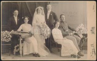 cca 1910 Fiatal házasok barátaik körében, keményhátú fotó egy lévai műteremből, sérüléssel, 13×21 cm