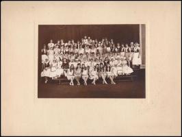 1928 Bp., Lányok tornaünnepély után, csoportképe Goszleth műterméből, hidegpecséttel jelzett, kartonra kasírozva, 11,5×16,5 cm