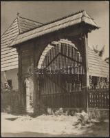 Balogh Rudolf (1879-1944): Sepsiszentgyörgyi Székely Múzeum kapuja, jelzés nélküli fotó, 30×24 cm