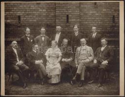 cca 1900 Csoportképek kartonra kasírozva, műtermi keményhátú portréfotók, 4 db, 16×10 és 23×30 cm