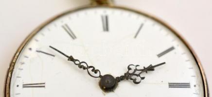 Ezüsttokos mechanikus, kulcsos zsebóra városképes jelenettel. Felhúzó kulccsal. Számlapon hajszálrep...