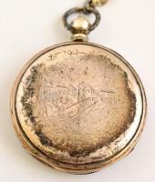 Ezüsttokos mechanikus, kulcsos zsebóra városképes jelenettel. Felhúzó kulccsal. Számlapon hajszálrep...