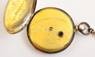 Ezüsttokos mechanikus, kulcsos zsebóra városképes jelenettel. Felhúzó kulccsal. Számlapon hajszálrep...