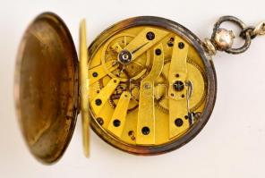 Ezüsttokos mechanikus, kulcsos zsebóra városképes jelenettel. Felhúzó kulccsal. Számlapon hajszálrep...