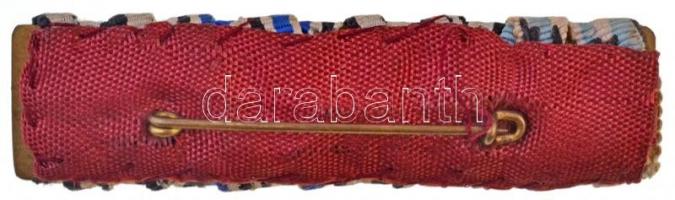 4db-os német szalagsávsor, egyiken kardokkal, hátulján vízszintes tűvel.
4pcs of thin ribbons on ra...