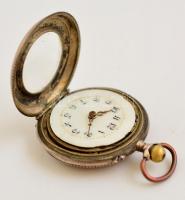 Ezüst tokos női zsebóra hibátlan számlappal, működő, jó állapotban. d: 3 cm. Szerkezet jár, de tiszt...