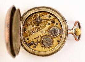 Ezüst tokos női zsebóra hibátlan számlappal, működő, jó állapotban. d: 3 cm. Szerkezet jár, de tiszt...