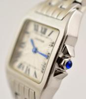 Cartier quartz karóra. Köves koronával,  fém szíjjal, pótszemekkel, elem nélkül. A hátlapból 3 csava...