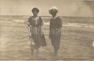 Rimini, coppia da bagno. D. Montanari / bathing couple. photo