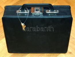 Éremtartó koffer (24x21x7cm) 6 db klf méretű, velúr tálcával, 1x12, 2x20, 3x24 férőhellyel, a tálcák oldalt helyenként repedezettek, de használhatóak, egyébként használatlan!