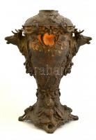 Vadászmotívumokkal gazdagon díszített bronz lámpatest, kis hiánnyal, kopásokkal, m: 35,5 cm