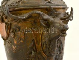 Vadászmotívumokkal gazdagon díszített bronz lámpatest, kis hiánnyal, kopásokkal, m: 35,5 cm