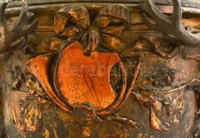 Vadászmotívumokkal gazdagon díszített bronz lámpatest, kis hiánnyal, kopásokkal, m: 35,5 cm