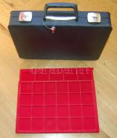 Éremtartó koffer (36x24x10,5cm) 6 db klf méretű, velúr tálcával, 3x24, 2x40, 1x77 férőhellyel + a bőröndön kívül 2db 24 férőhelyes tálca azonos színben, a tálcák oldalt helyenként repedezettek, de használhatók, egyébként használatlan állapotúak!