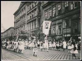 1938 Bp., Felvonulás az Eucharisztikus Világkongresszuson, fotó, 8×11 cm