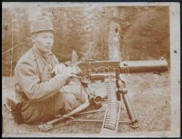 cca 1914-1918 Az Osztrák-magyar hadsereg katonája Schwarzlose M.07/12 típusú géppuskával, fotó, felületén törésnyomokkal, 9×12 cm