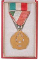 1957. "Munkás-Paraszt Hatalomért Emlékérem" aranyozott, zománcozott Br kitüntetés mellszal...