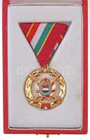 1979. Fegyverbarátságért Érdemérem arany fokozata zománcozott, aranyozott Br kitüntetés, eredeti sérült tokban T:2  Hungary 1979. Medal for Weapon Friendship, Golden Grade enamelled, gold plated Br decoration in damaged case C:XF  NMK 717.