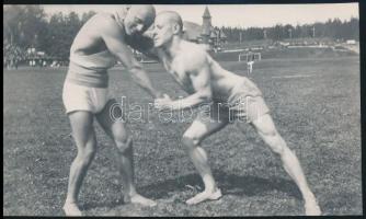 1912 Zólyomi Gyula és Márkus Ernő birkózók gyakorolnak a stockholmi olimpián, hátoldalon feliratozott fotó, 8×14 cm