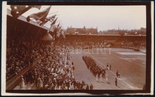 1912 A magyar csapat elvonul a királyi páholy előtt a stockholmi olimpián, fotó, 9,5×15 cm