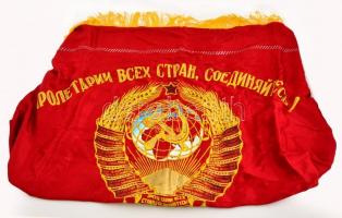 cca 1970 Litván Szovjet Szocialista Köztársaság és Szovjetunió címeres zászló, festett selyem, 170x115 cm