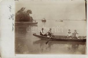 1910 Dunaalmás, A levélíró csónakos kirándulása a Dunán. photo (EK)